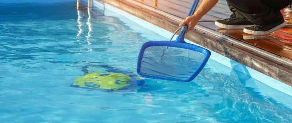 how does a pool vacuum work